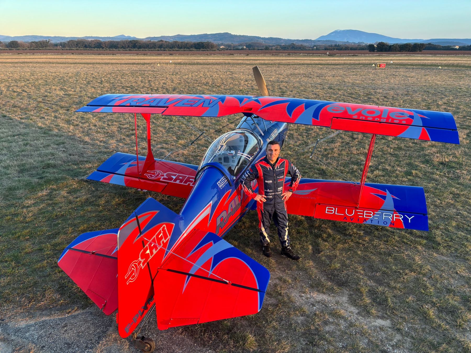 Florent Oddon devant le RAVEN au coucher du soleil